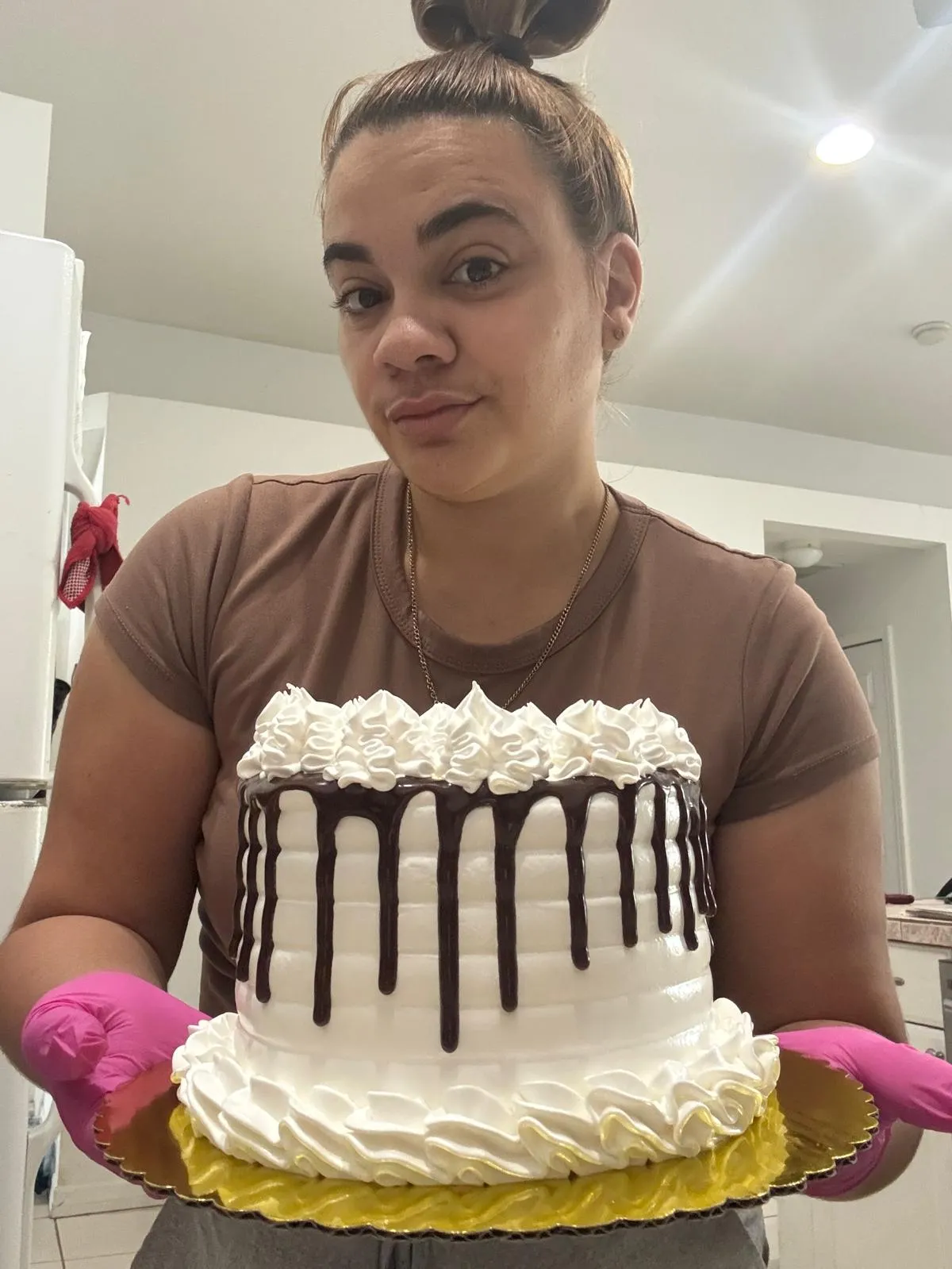 Mayuli con un pastel de Mayuli's Bakery